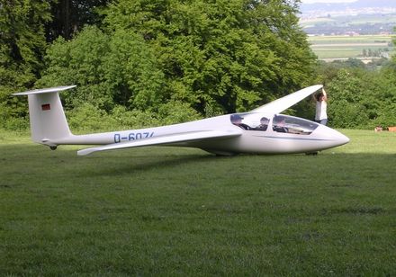 Segelflugzeug am Boden