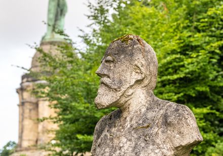 Bandel (Erbauer) Büste vor dem Hermannsdenkmal