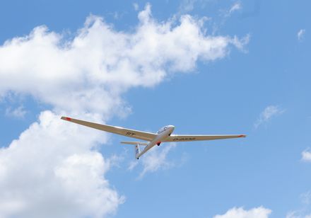 Segelflieger im Landeanflug zum Segelflugplatz Oerlinghausen