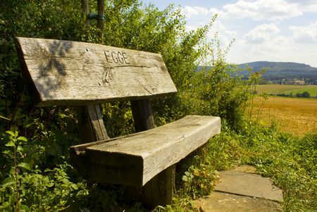Holzbank mit Schriftzug Egge in Lage-Hörste