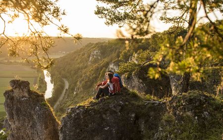 Wanderpaar genießt spektakuläre Aussicht auf einem der Top Trails of Germany