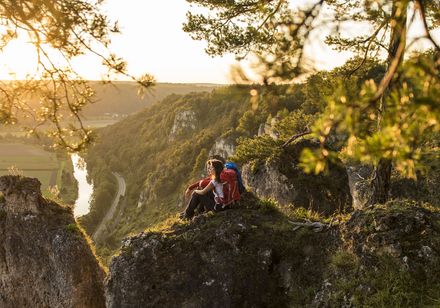 Wanderpaar genießt spektakuläre Aussicht auf einem der Top Trails of Germany