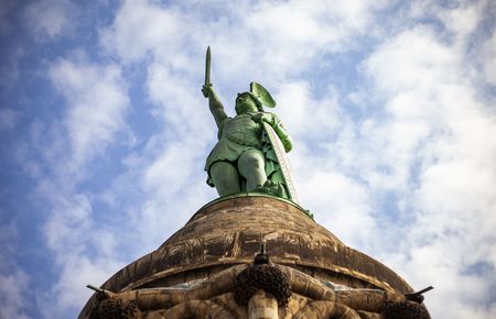 Das Hermannsdenkmal im Teutoburger Wald bei Detmold von unten fotografiert