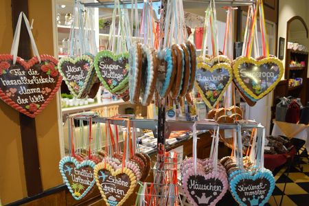 Ständer mit Lebkuchenherzen in Schulze Ladencafé Borgholzhausen