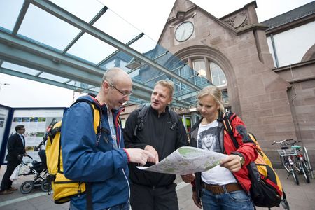 Wanderer mit Wanderkarte am Hauptbahnhof