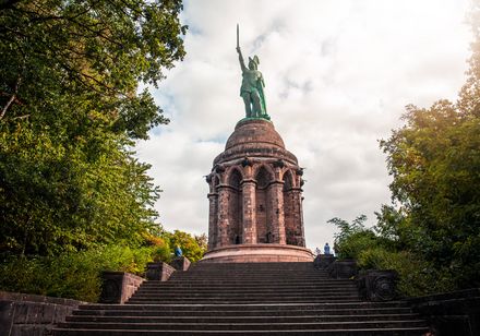 Komplettansicht des Hermannsdenkmal bei Tag. Detmold im Teutoburger Wald. Foto: Teutoburger Wald Tourismus, Tourismus NRW e.V.