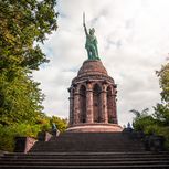 Komplettansicht des Hermannsdenkmal bei Tag. Detmold im Teutoburger Wald. Foto: Teutoburger Wald Tourismus, Tourismus NRW e.V.