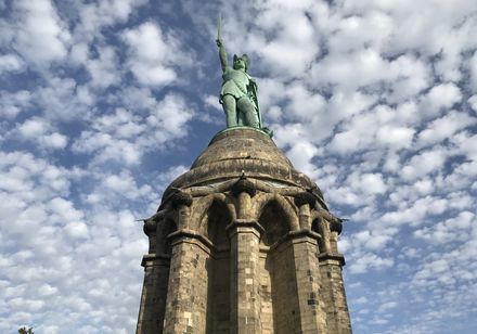 Das Hermannsdenkmal vor wölkchenbedecktem Himmel. Start der Römer-Lippe-Route. Foto: Michelle Brockmann