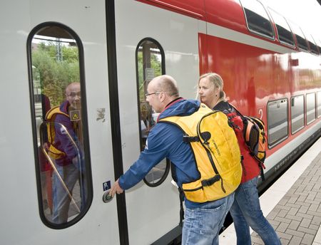 Wanderer beim Türöffnen für den Einstieg in den Nachverkehrszug