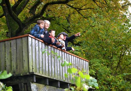 Familie auf Aussichtsplattform auf dem Natur-Erlebnispfad in Nieheim