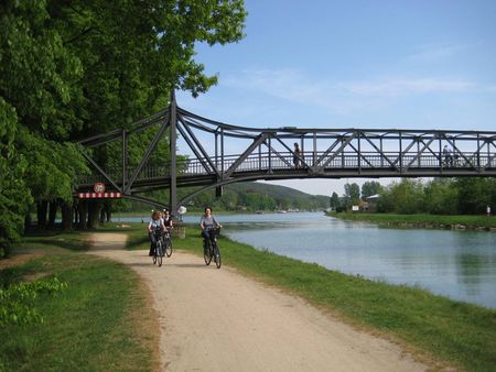 Radfahrer an der Brücke am "Nassen Dreieck" in Hörstel