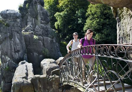 Wanderer auf der Brücke auf den Externsteinen