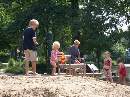 Spielende Kinder im Barfußpark Lienen