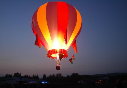 Glühender Ballon am Abend