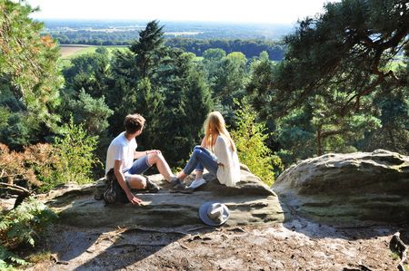 Wanderrast an den Dörenther Klippen, zwei Menschen genießen den Ausblick