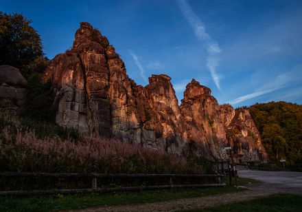 Externsteine Außenansicht - Steine mit Himmel, Foto: Tourismus NRW e.V.