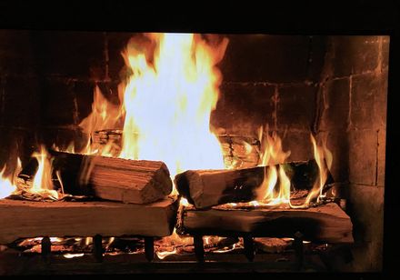 Feuer im offenen Kamin