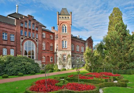 Gebäude der Privat-Brauerei Strate mit Garten