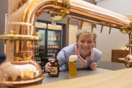 Friederike Strate von der Privat-Brauerei Strate am Zapfhahn