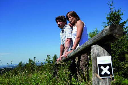 Wanderer an den Zaun gelehnt an der Preussischen Velmerstot