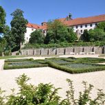 Bepflanzte Beete im Knotengarten am Bad Iburger Schloß