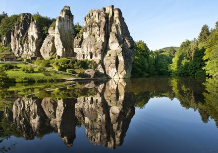  Die Externsteine mythischer Ort im Teutoburger Wald. Foto: Teutoburger Wald Tourismus, Andreas Hub