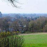 Blick vom Berg auf das in der Senke liegende Halle Westfalen