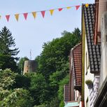 Blick von der Innenstadt Oerlinghausen hinauf zur Kumsttonne, der ein alter Mühlenstumpf ist