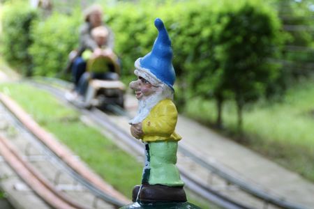 Historischer kleiner Zwerg an der Sommerrodelbahn