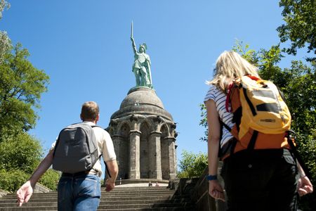 Wanderer am Hermannsdenkmal 