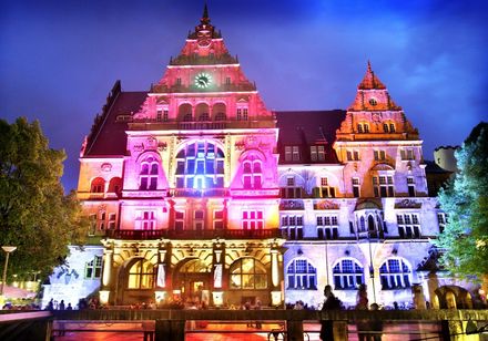 Beleuchtetes Rathaus in Bielefeld während der Nachtansichten