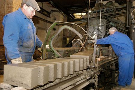 Ziegler im LWL-Industriemuseum-Lage bei der Erstellung von Ziegelsteinen
