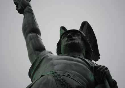 Hermannsdenkmal - nah und dunkel. Foto: Joerg Broekel