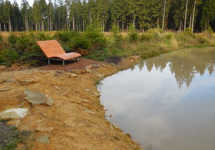 Landschaftsliege am Wasser im Naturpark Teutoburger Wald / Eggegebirge