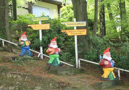 Zwerge an der Sommerrodelbahn
