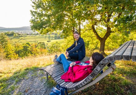 Wanderer machen Rast auf dem Schmetterlingspfad in Willebadessen