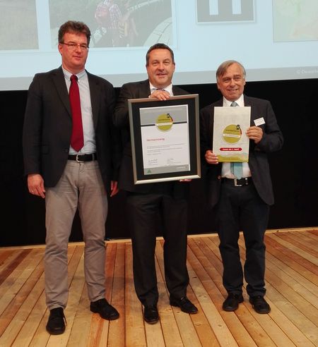 Dr. Axel Lehmann übernimmt auf der Messe Tour NAtur in Düsseldorf 2017 das Zertifikat "Qualitätsweg Wanderbares Deutschland"