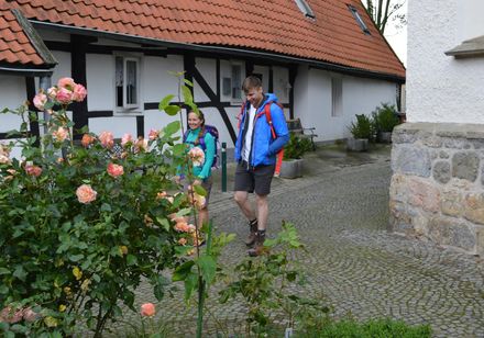 Wanderer am Kirchhof in Tecklenburg