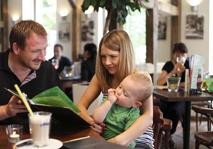Familie beim Besuch im Restaurant