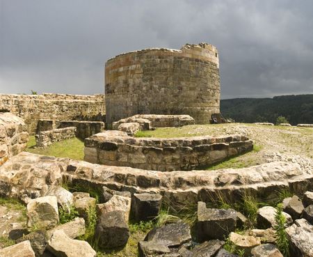 Die Burgruine Falkenburg dokumentiert jahundertealte Siedlungsgeschichte im Lipperland.