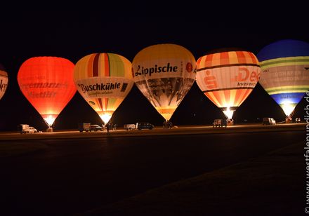 Glühende Heißluftballons beim Flugplatzfest Oerlinghausen