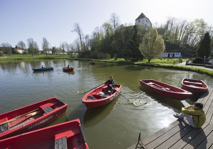Charlottensee mit roten Booten in Bad Iburg