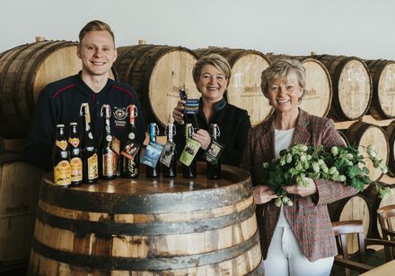 Friederike und Simone Strate mit Braumeister Marvin Knebel