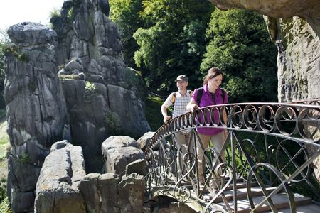 Wanderer an den Externsteinen Teutoburger Wald. Foto: Teutoburger Wald Tourismus, Andreas Hub