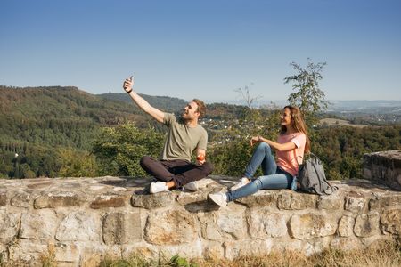 Paar macht von sich ein Foto an der Ruine Falkenburg