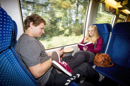 Junge Leute im Zug