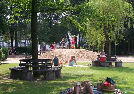 Erholung für müder Wanderer im Barfusspark in Lienen