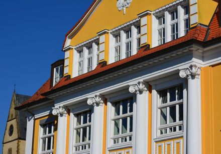 Steinhagen hat einen gemütlichen kleine Ortskern rund um die Kirche.