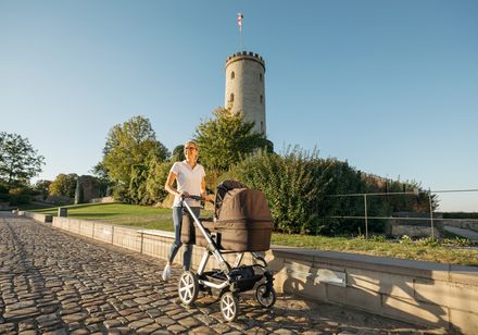 Frau mit Kinderwagen vor der Sparrenburg