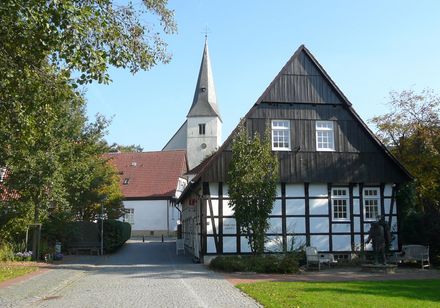 Haus des Gastes und Kirche von Lienen am Teutoburger Wald